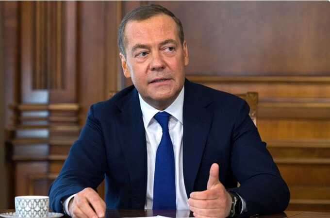 Медведев призвал относиться к западным лидерам как к нацистам