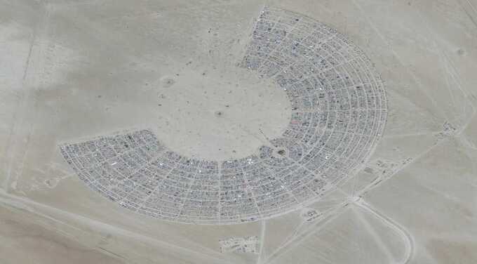 Десятки тысяч людей оказались заперты на фестивале Burning Man из-за мощных ливней в пустыне