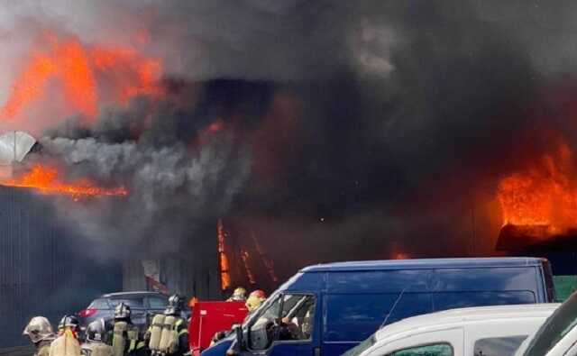 В Санкт-Петербурге вспыхнул крупный пожар в районе нефтебазы «Ручьи»