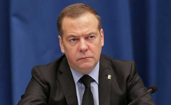 Медведев назвал число принятых на контрактную службу россиян