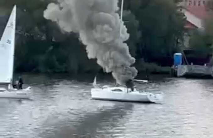 Яхта с молодожёнами загорелась на водохранилище в Подмосковье