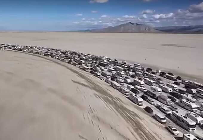 Более 60 тысяч участников Burning Man застряли в мега-пробке