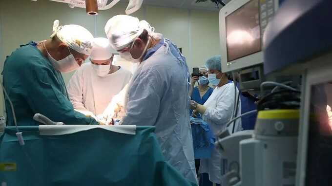 Московские врачи сумели пришить мужчине кисть, которую ампутировало дачной бетономешалкой